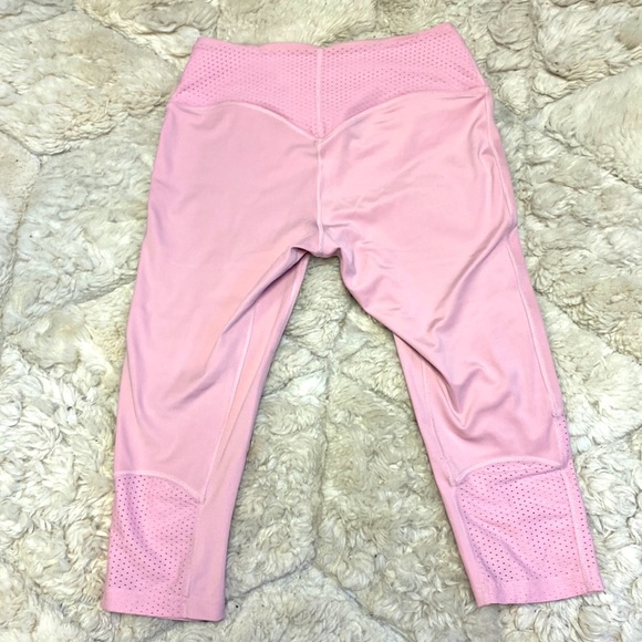 Gymshark Pink Capri Leggings with backside pockets - Picture 2 of 4